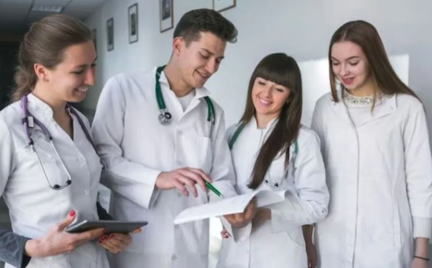 Studio dentistico con trattamenti personalizzati per un sorriso sano