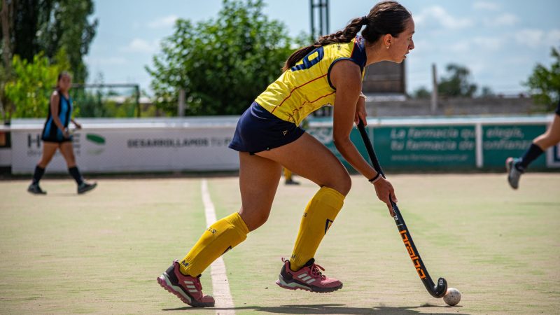 Young female athlete playing field hockey on a sunny day. — UnionRayo Giving Daily Sports Content with Reliable Football Matc